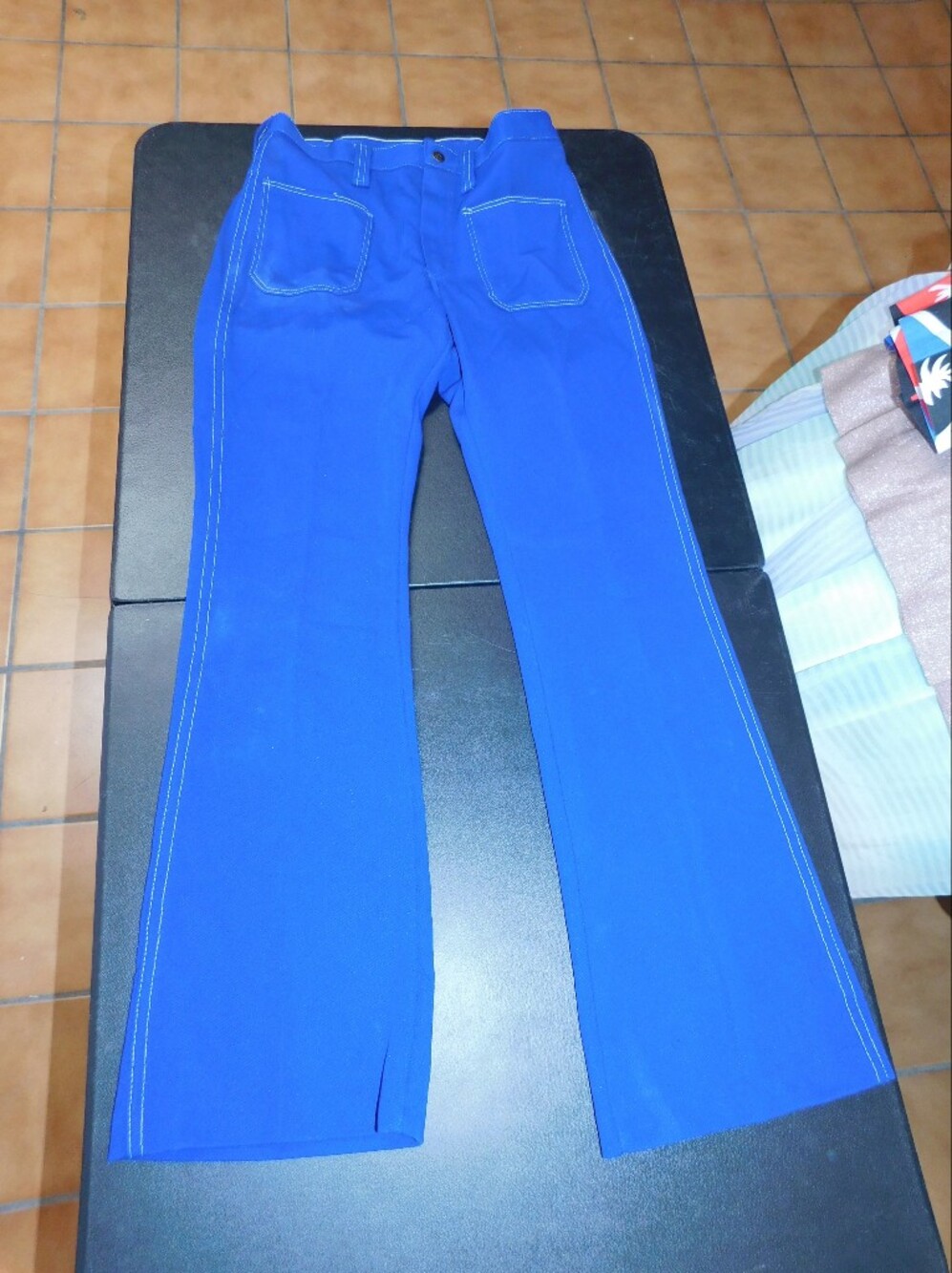 VINTAGE - Wrangler Women's Royal Blue Flare Jeans with Contrast Stitching